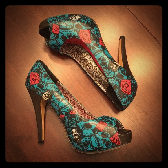 Iron Fist Shoes - Iron Fist skulls & roses pin up peep-toes
